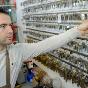 Hiring an auto locksmith – 4 benefits you should know about