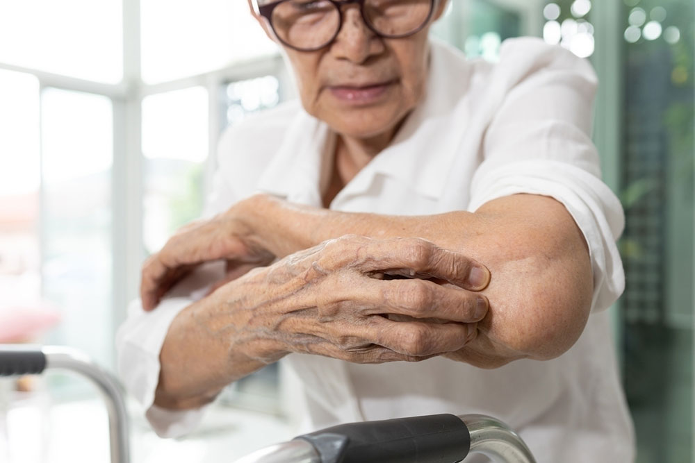 Itchy Skin in Seniors – Causes, Symptoms, and Management